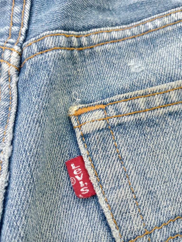 Levi's VINTAGE LEVI’S 501 BUTTON 555 SHORT JEANS Size US 31 - 7 Thumbnail