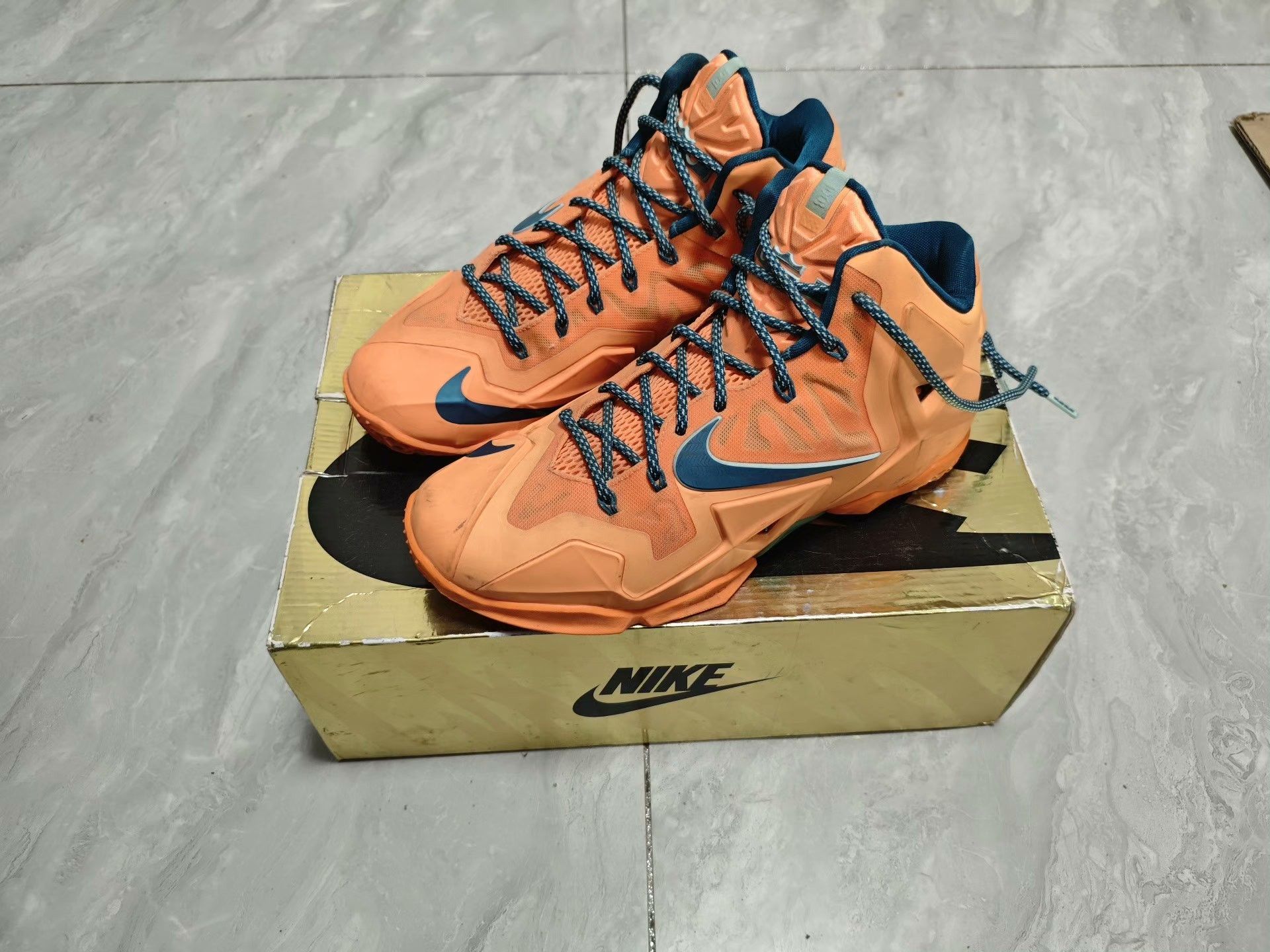 Nike Nike LEBRON Yellow Lowtop Sneakers 8 Men Size US 8 / EU 41 - 1 Thumbnail