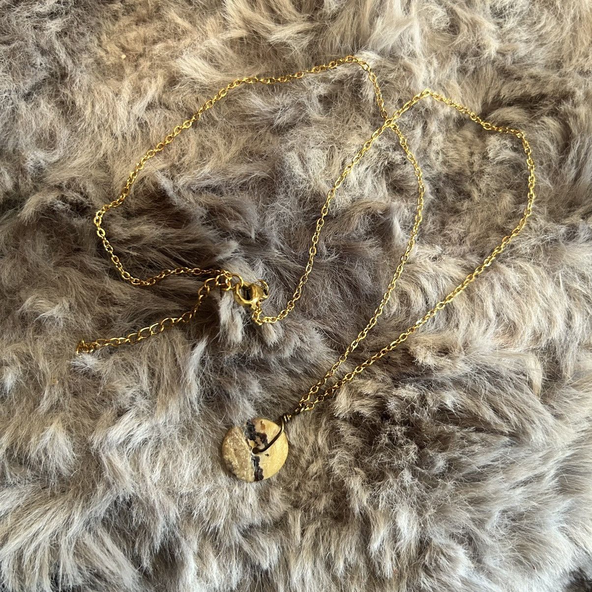 Vintage Vintage natural shell wired pendant on chain necklace Size ONE SIZE - 7 Thumbnail