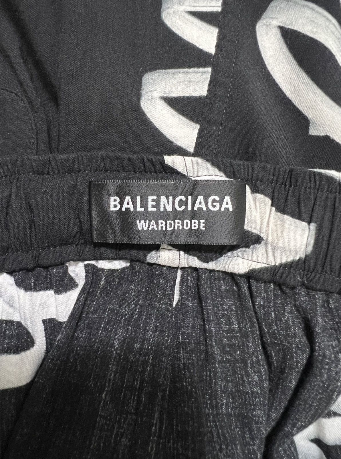 Balenciaga Balenciaga - Scribble Logo Bermuda Shorts Size US 30 / EU 46 - 14 Thumbnail