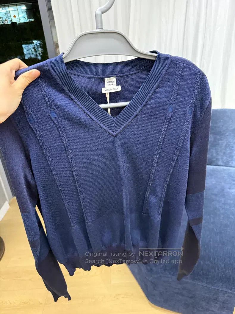 Hermes Hermes V-Neck Subtle Patterned Silk Long Sleeve - Silk Size S / US 4 / IT 40 - 1 Thumbnail