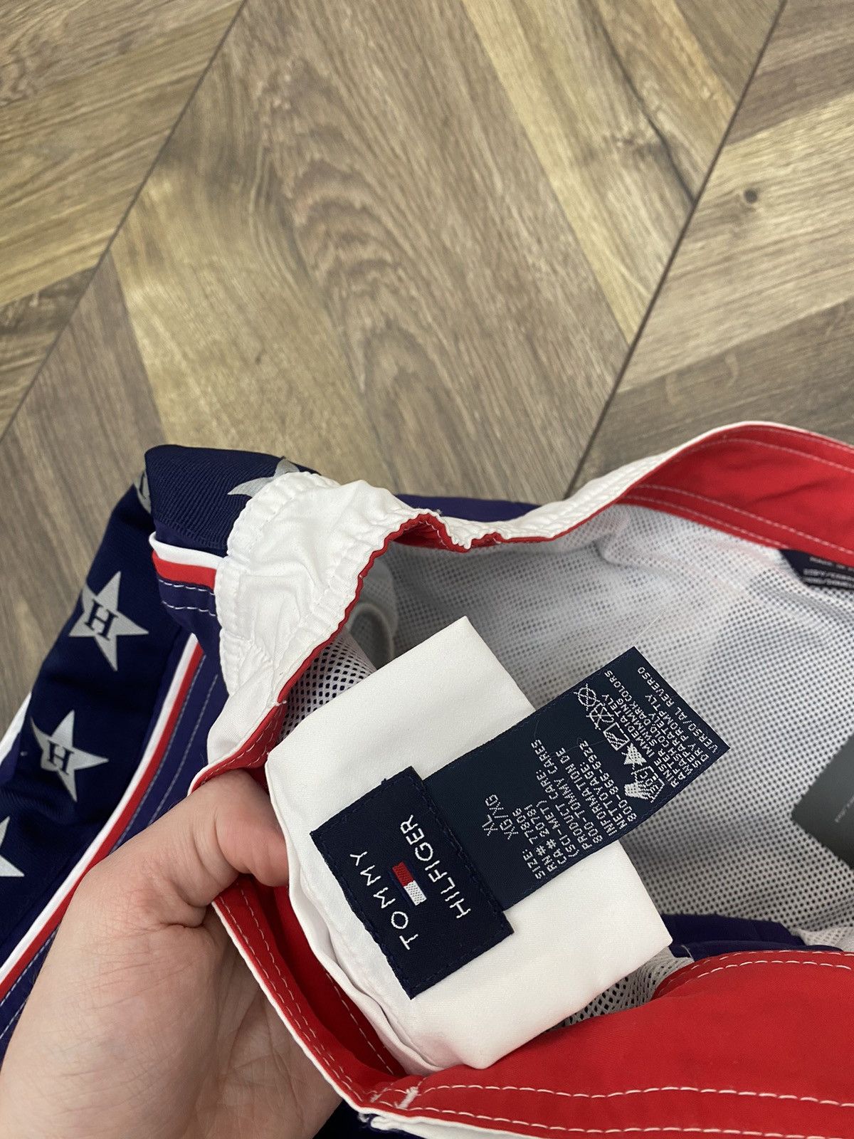 Tommy Hilfiger × Vintage Vintage Tommy Hilfiger 90s style shorts Size US 35 - 7 Thumbnail