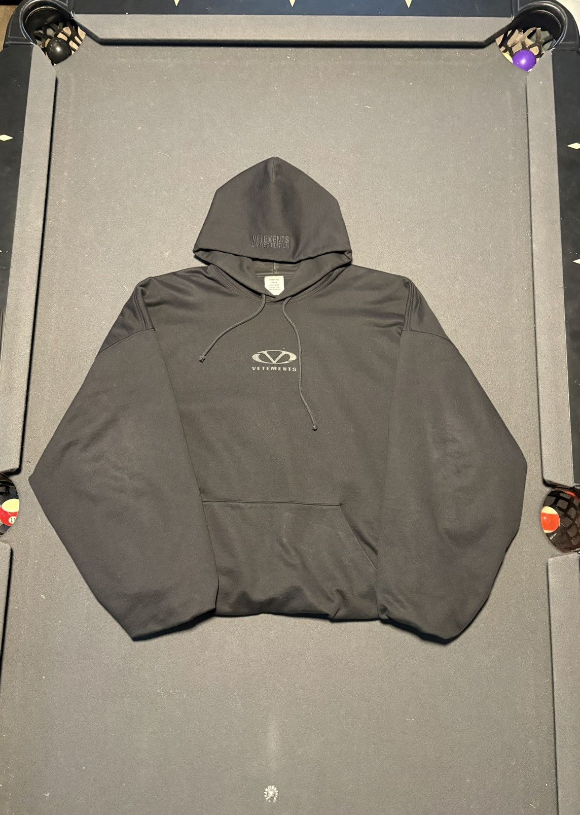 Vetements Cropped Oval Logo Hoodie Size US S / EU 44-46 / 1 - 1 Thumbnail