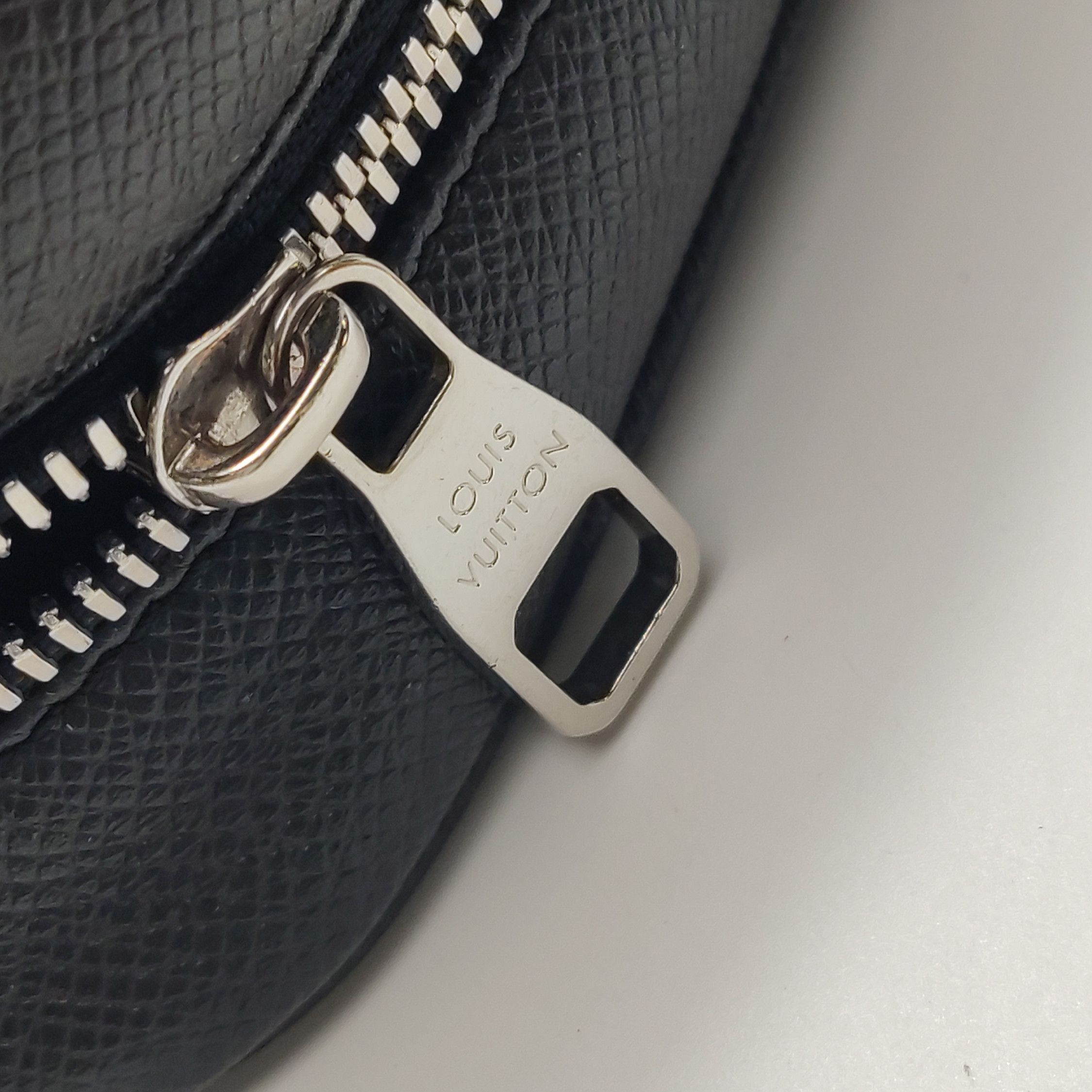 Louis Vuitton Louis Vuitton (LV) Cowhide Solid Zipper Clutch -y2506 Size ONE SIZE - 4 Thumbnail
