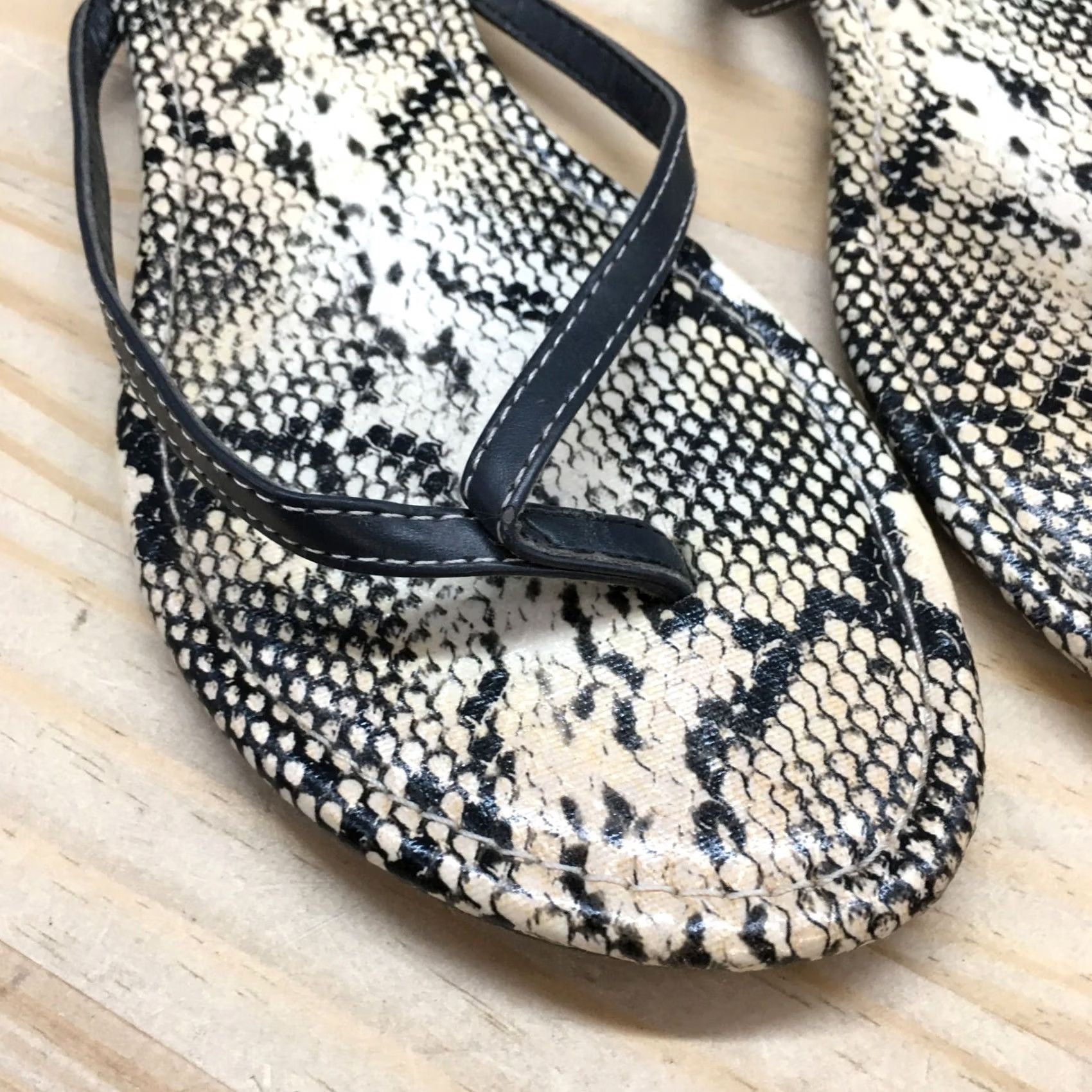 Vintage American Eagle Sandals Womens 9 Casual Slip On Thong Flats Black Faux Leather Size US 9 / IT 39 - 7 Thumbnail
