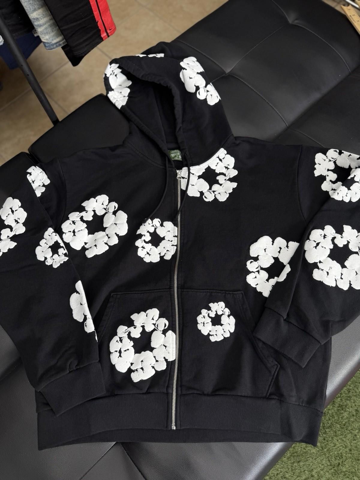 Denim Tears★Wreath カンガルーポケットフーディー Black READYMADE x DENIM TEARS COTTON WREATH HOODIE (BLACK) 商品