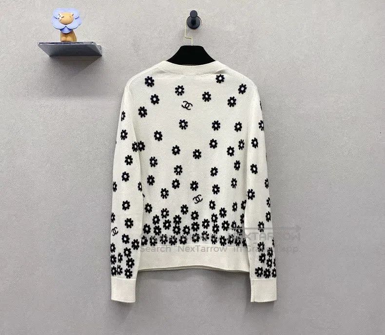Chanel Chanel White small flower sweater Size S / US 4 / IT 40 - 2 Thumbnail