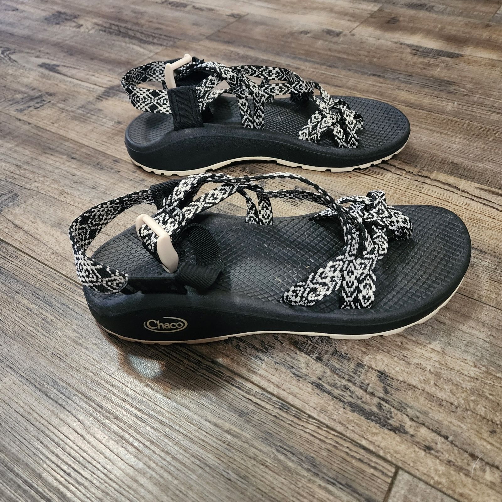 Chaco Chaco black and white sandals shoes w toe straps size 7 SH3 Size US 7 / IT 37 - 5 Thumbnail