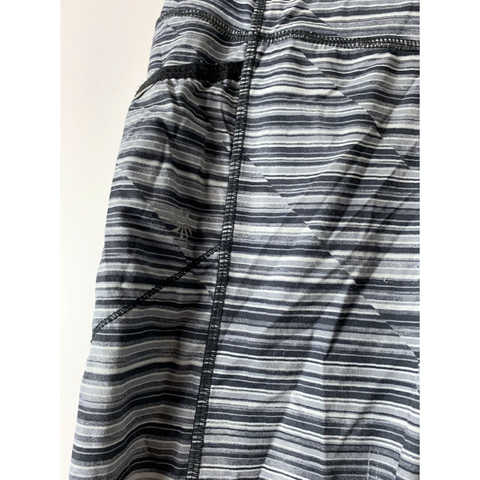 Athleta Womens Athleta Crop Leggings XS Gray Striped Leggings Activewear Small? Size 26" / US 2 / IT 38 - 2 Thumbnail