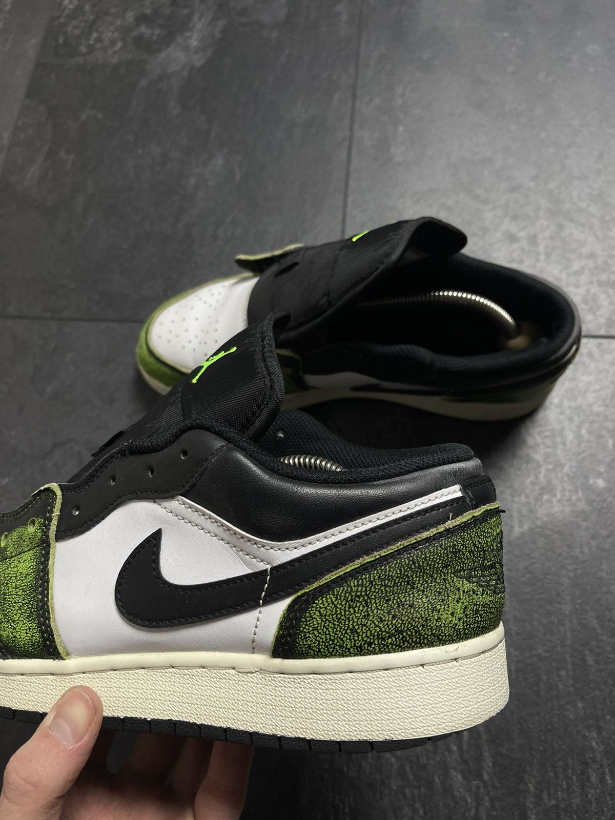 Streetwear Nike Air Jordan 1 Low SE GS Black/Green Size US 7 / EU 40 - 9 Thumbnail