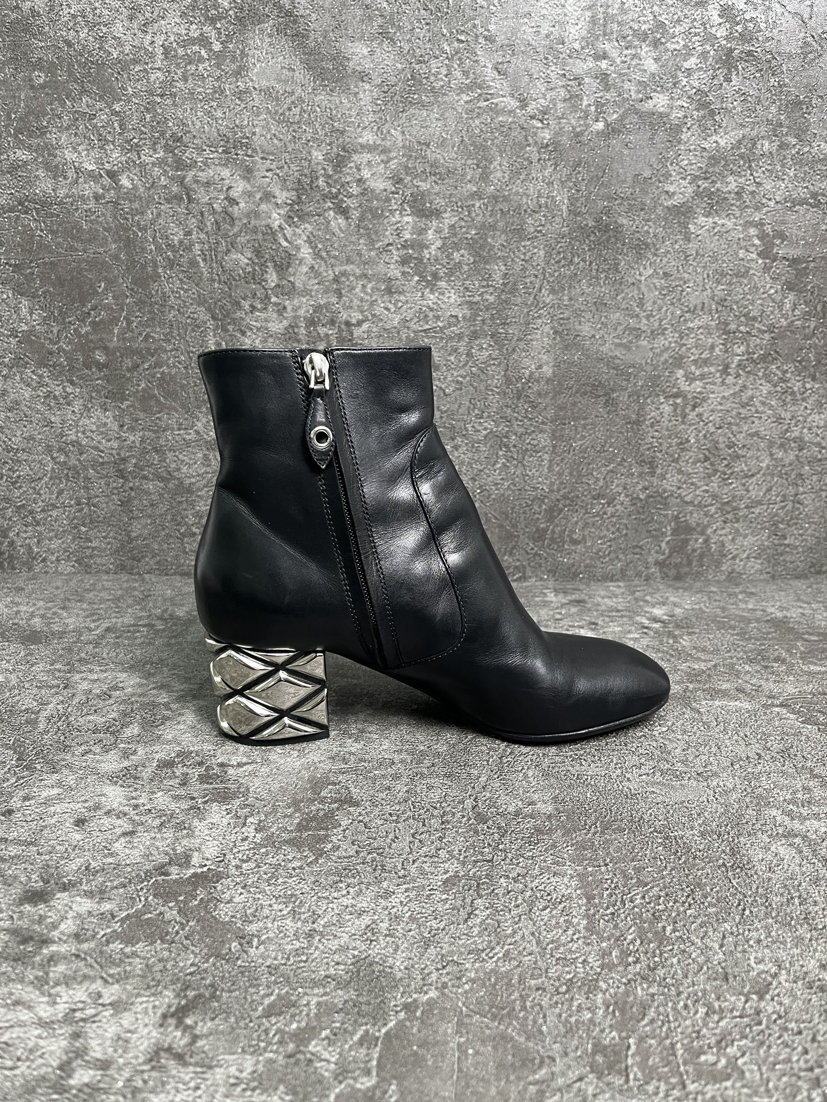 Louis Vuitton Louis Vuitton Black Leather Boots With Silver Quilted Heels Size US 6 / IT 36 - 2 Thumbnail