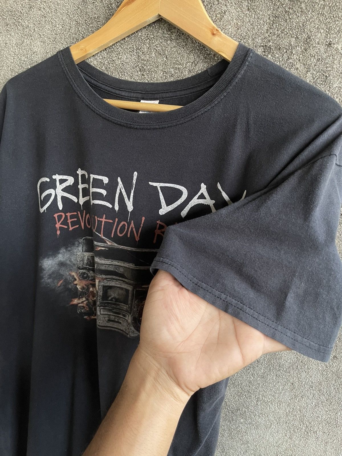Band Tees Vintage💢GREEN DAY💢REVOLUTION RADIO TOUR 2017 Sun Faded Tee Size US XL / EU 56 / 4 - 5 Thumbnail