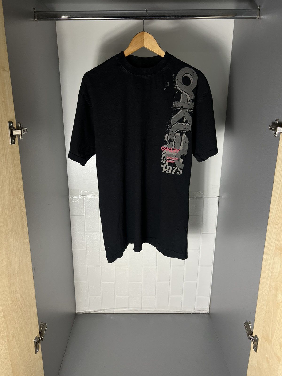 Oakley VINTAGE OAKLEY ART DESIGNER SURF T-SHIRT RETRO SK8 Y2K 90s Size US XL / EU 56 / 4 - 6 Thumbnail