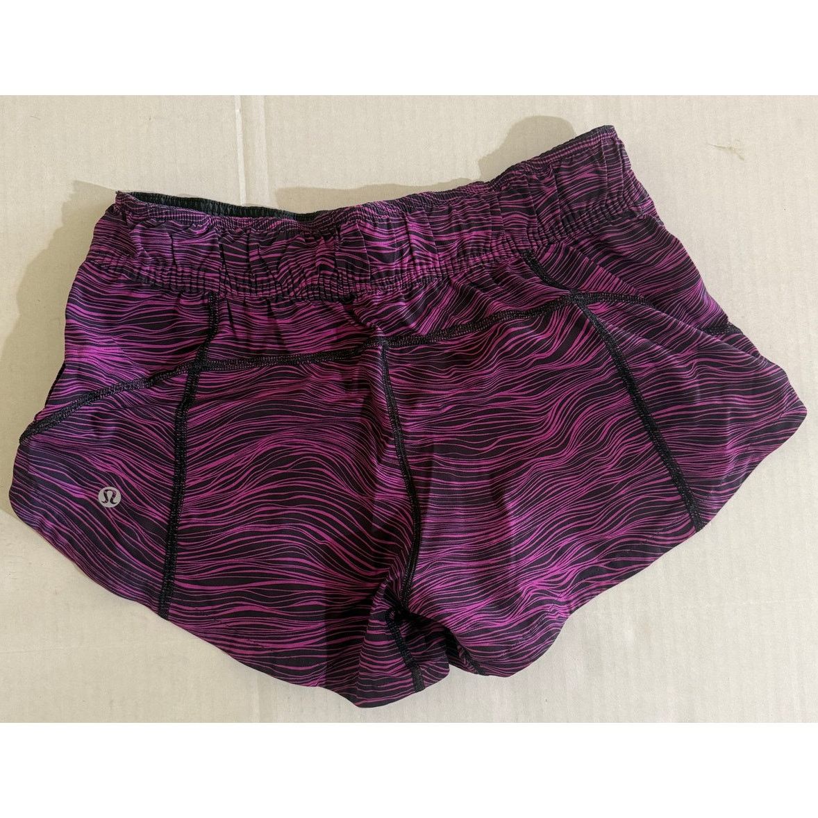Lululemon Fantastic Lululemon Hotty Hot Reversible Shorts Size 4 Size 27" / US 4 / IT 40 - 3 Thumbnail