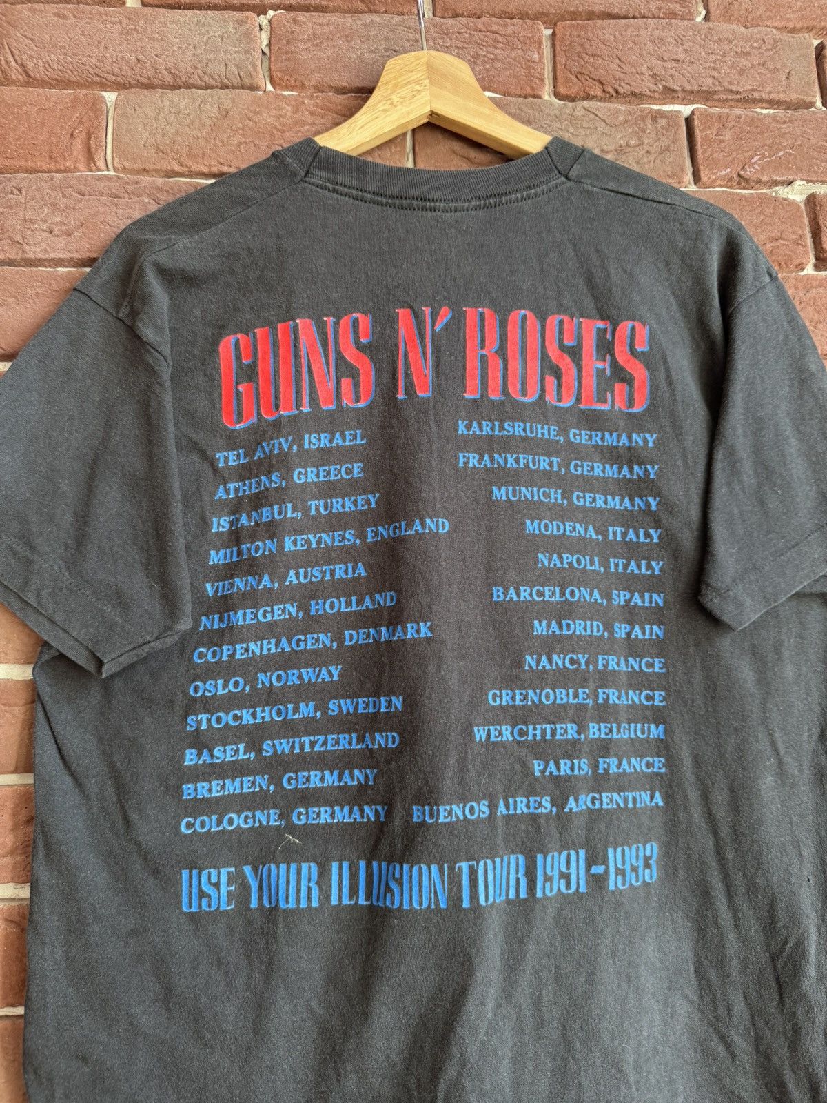 Band Tees VINTAGE 90s GUNS N ROSES USE YOUR ILLUSION TOUR BAND TSHIRT Size US XL / EU 56 / 4 - 6 Thumbnail