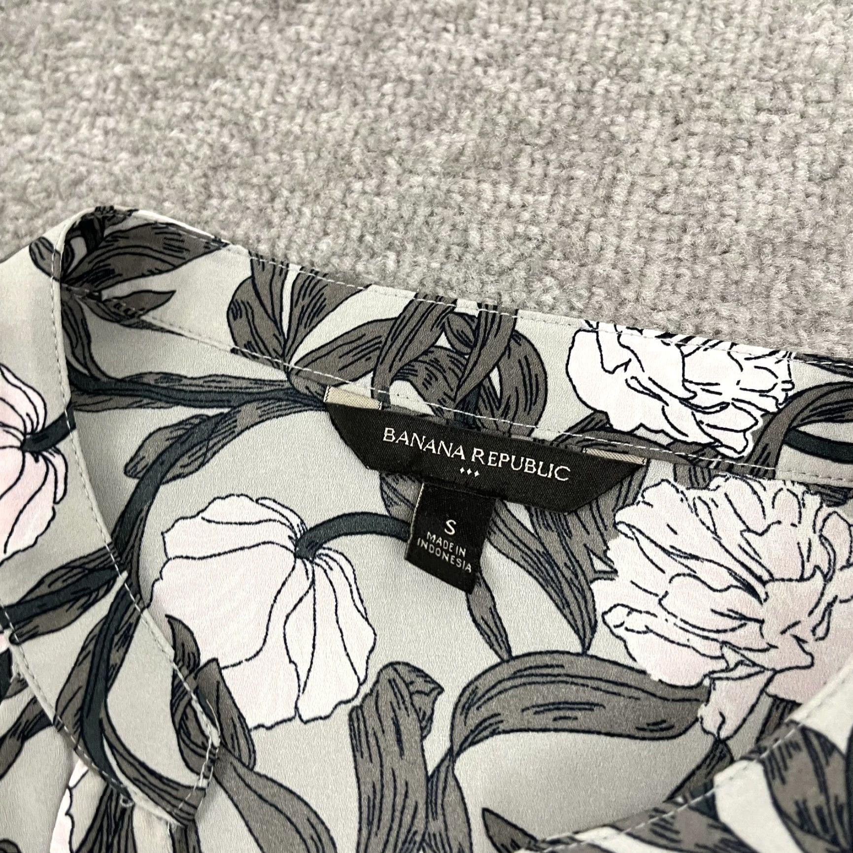 Banana Republic Banana Republic Blouse Womens Small Gray Floral Sheer Pleated Front V-Neck Boho Shirt Ladies Small Gray Floral Bohemian Casual Size S / US 4 / IT 40 - 2 Thumbnail