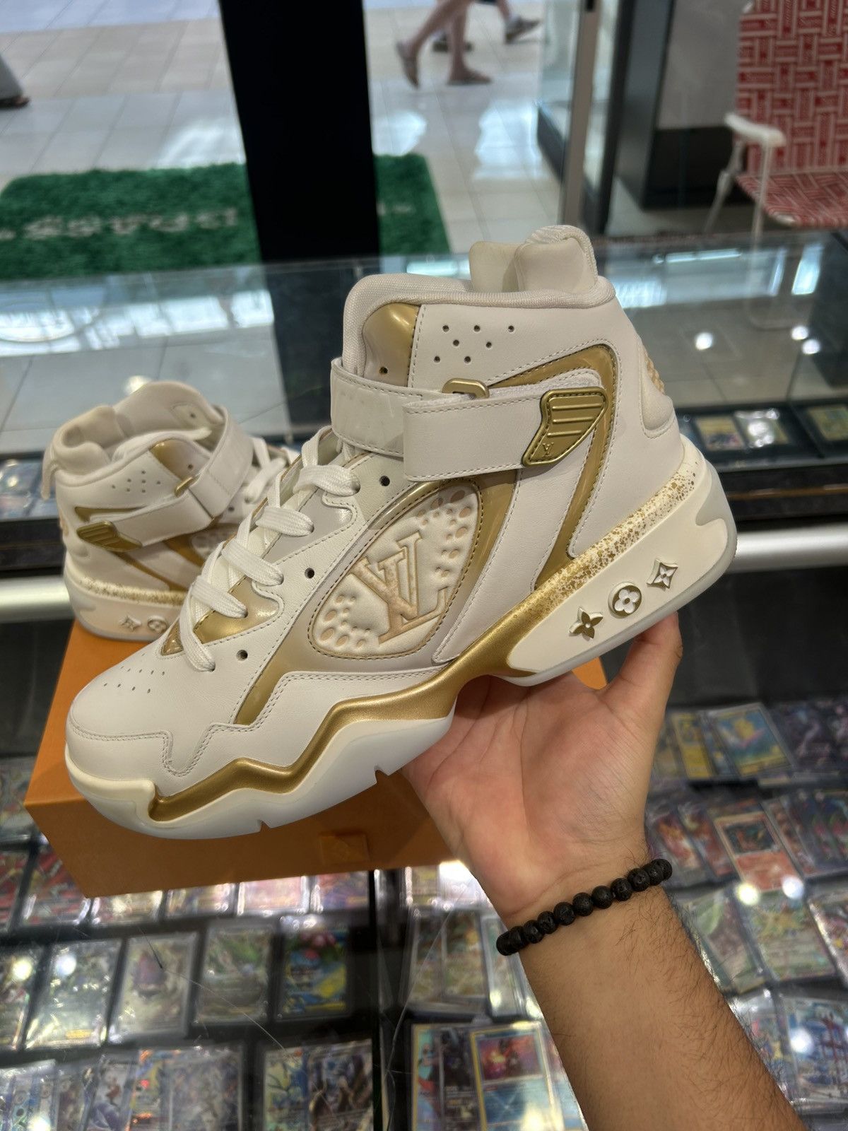 Louis Vuitton Louis vuitton trainer 2 white gold Size US 8.5 / EU 41-42 - 2 Thumbnail