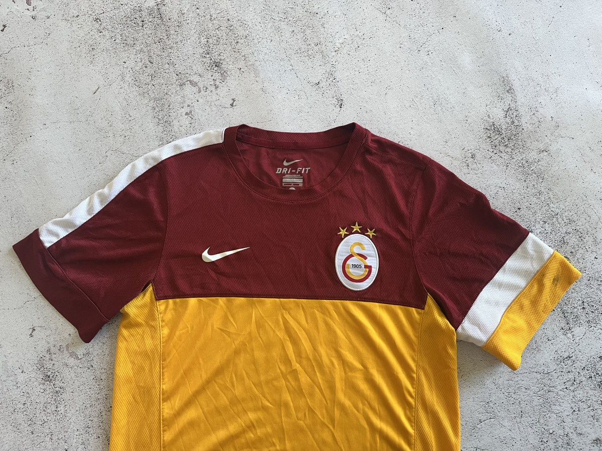 Nike GALATASARAY TURKEY NIKE TRAINING FOOTBALL SHIRT MENS SIZE S Size US S / EU 44-46 / 1 - 2 Thumbnail