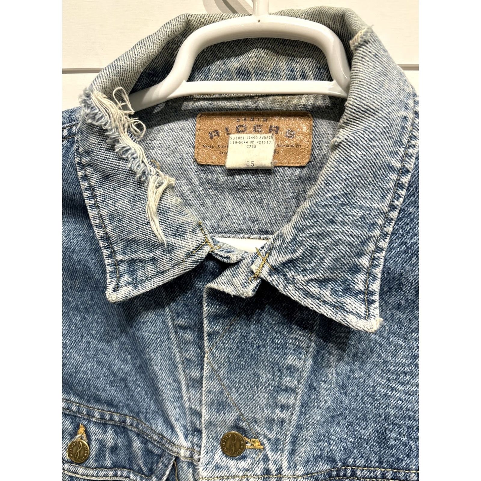 Vintage VINTAGE Riders Denim Blue Jean Jacket Mens Size L Distressed 1980s Bomber Jacket Wide Shoulder Pit to Pit 24” Total Length 24” Size US 33 - 3 Thumbnail