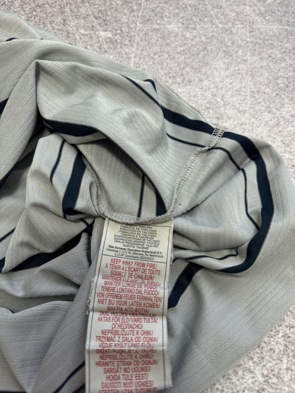 Nike Vintage Nike Center Logo Striped T-Shirt Y2K Size US L / EU 52-54 / 3 - 18 Thumbnail