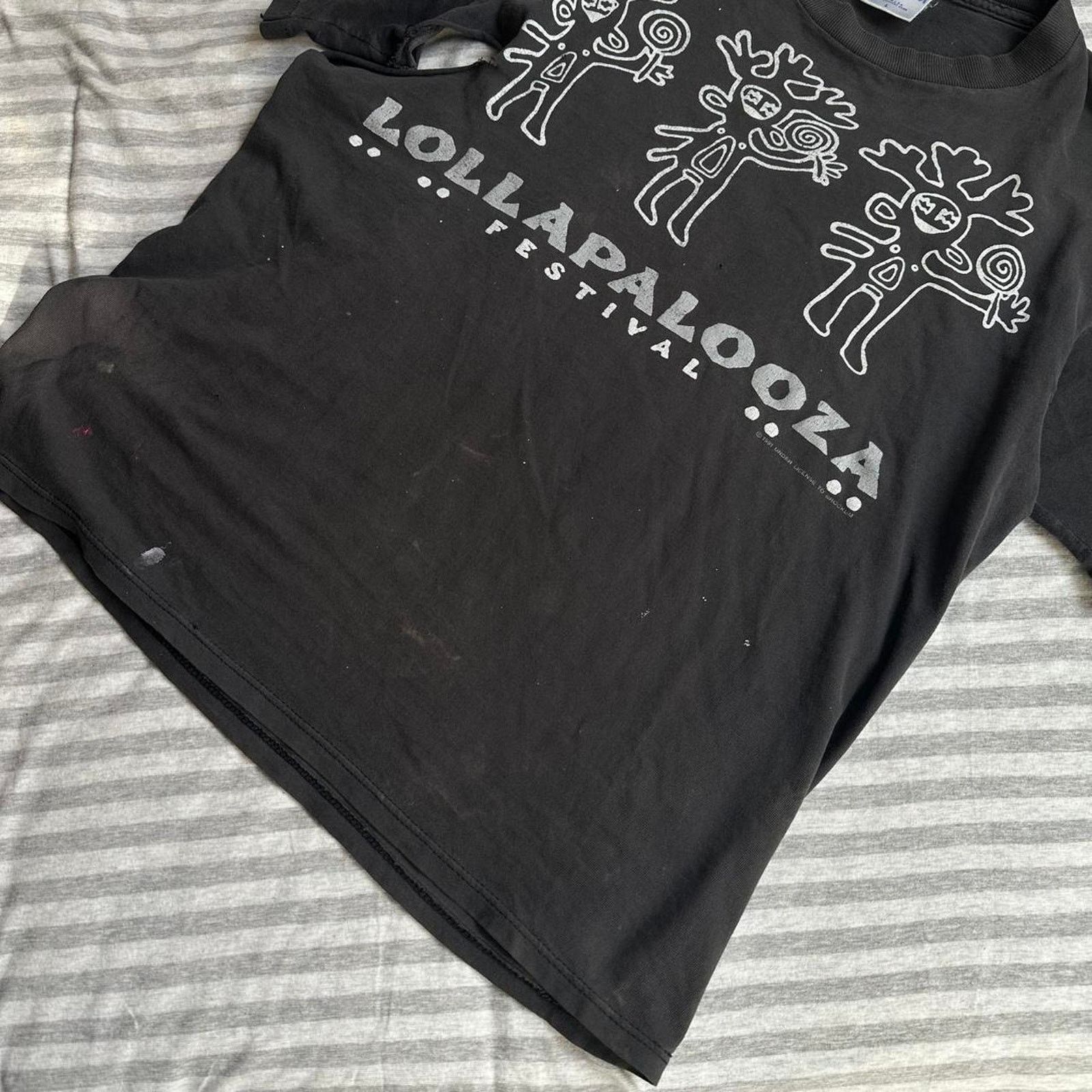 Band Tees × Vintage Rare Vintage 90s Lolla Palooza Thrashed Graphic Band Shirt Size US M / EU 48-50 / 2 - 5 Thumbnail