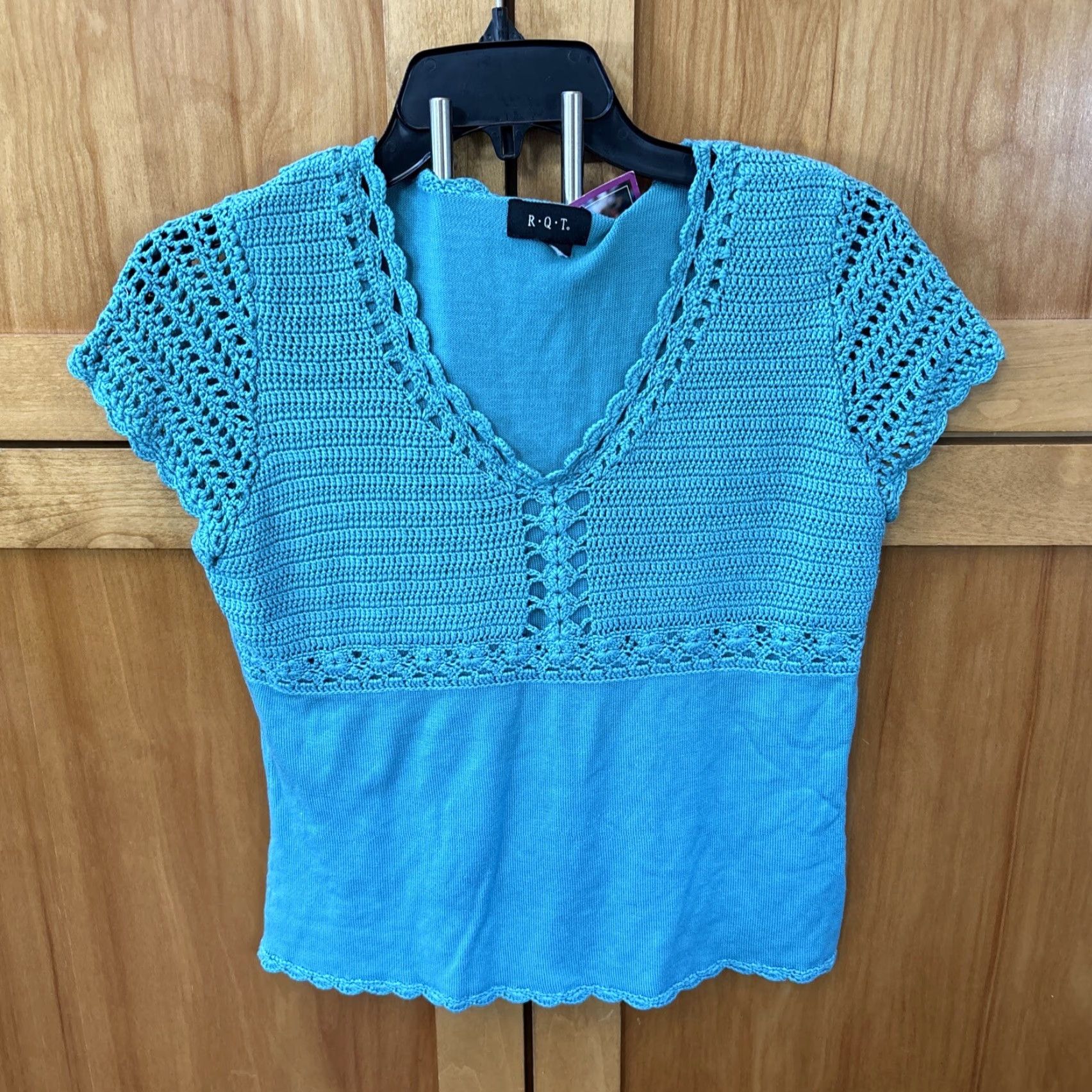Vintage R.Q.T. Women Top Crochet V Neck Aqua Acrylic 16x21” Y2K Short Cap Sleeve S Blouse Vintage Classic Size S / US 4 / IT 40 - 2 Thumbnail