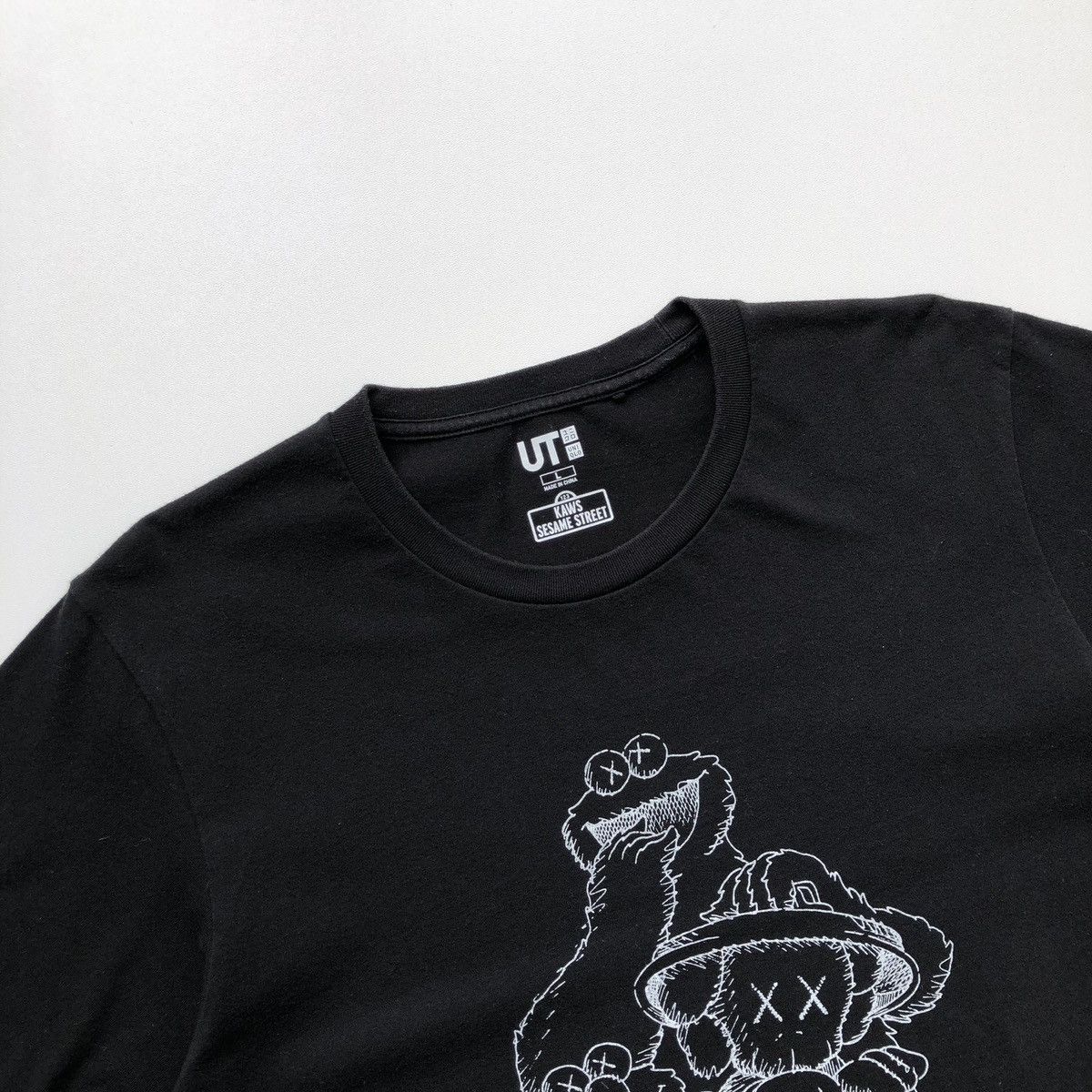 Uniqlo Uniqlo x Kaws x Sesame Street Elmo Graphic T-Shirt Black Size US L / EU 52-54 / 3 - 2 Thumbnail