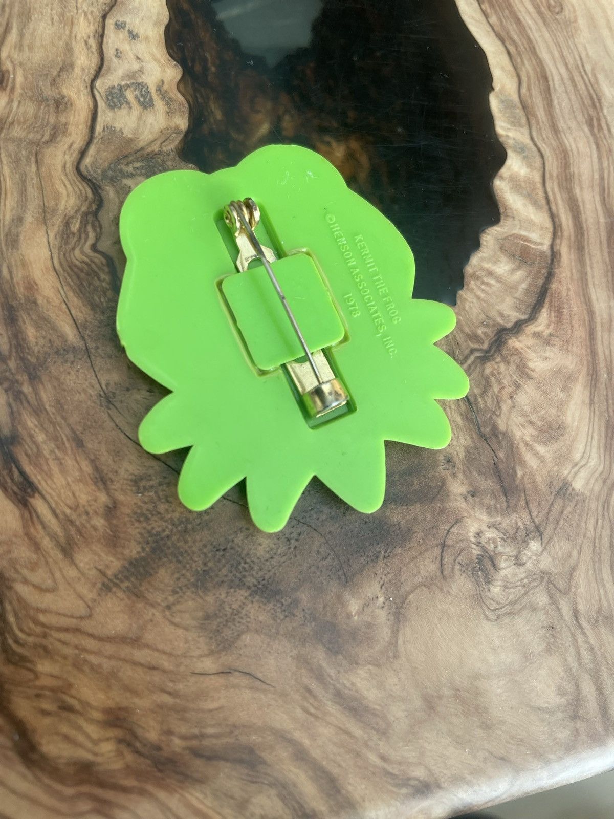 Disney × Vintage Vintage 1978 Kermit The Frog Portrait Badge Pin Size ONE SIZE - 8 Thumbnail