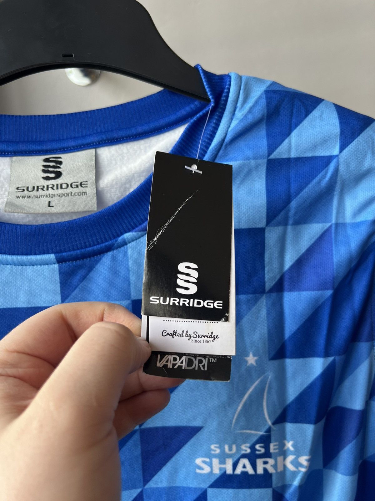 Other NWT 2022/23 SUSSEX SHARKS CRICKET DESEGN JERSEY WEST SIZE L Size US L / EU 52-54 / 3 - 9 Thumbnail