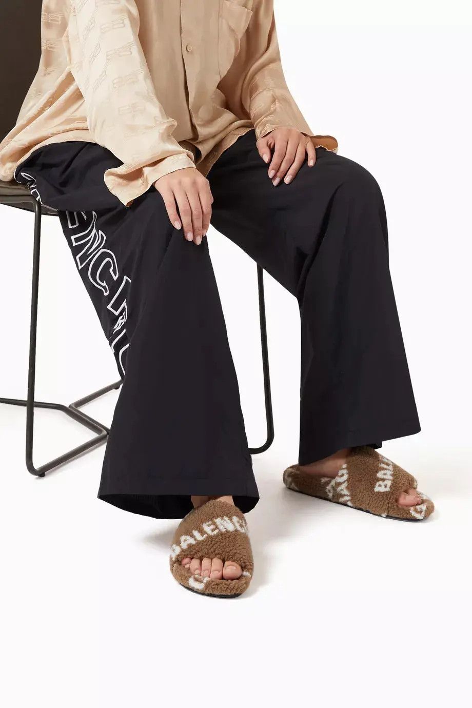 Balenciaga o1bcso1str1224 Furry Slide Sandals Allover Logo Brown/White Size US 7 / IT 37 - 2 Thumbnail