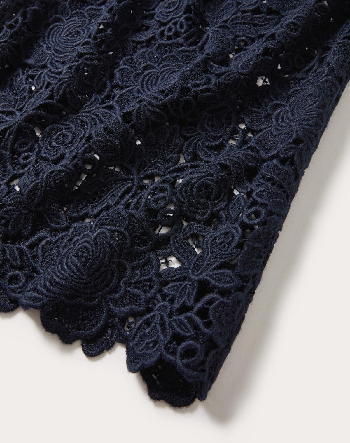Valentino o1s1wg110525 Rose Guipure Skirt in Navy Blue Size 30" / US 8 / IT 44 - 3 Thumbnail