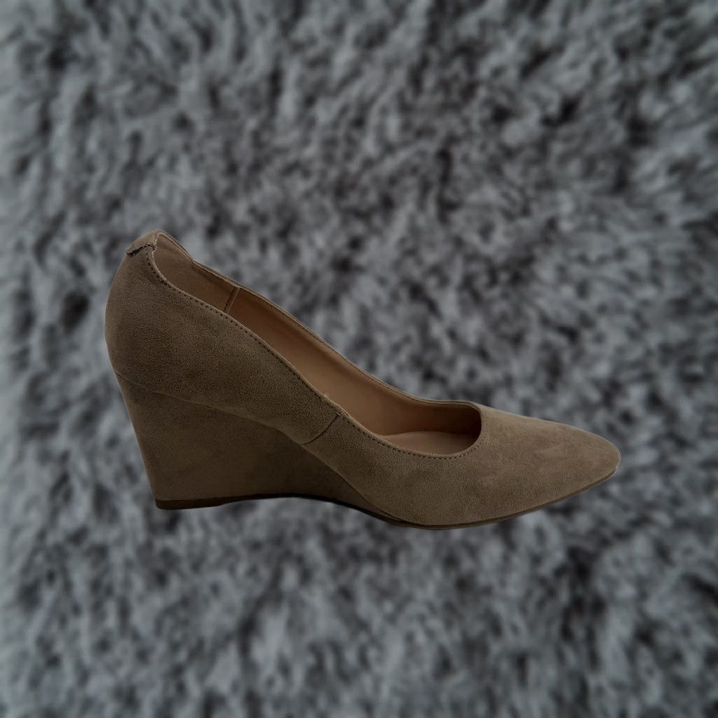 Vintage Bandolino Wedge Pumps 8.5M Tan Beige Faux Suede Pointed Toe Slip On Heel Pump Women Office Business Formal Workwear Size US 9 / IT 39 - 1 Thumbnail