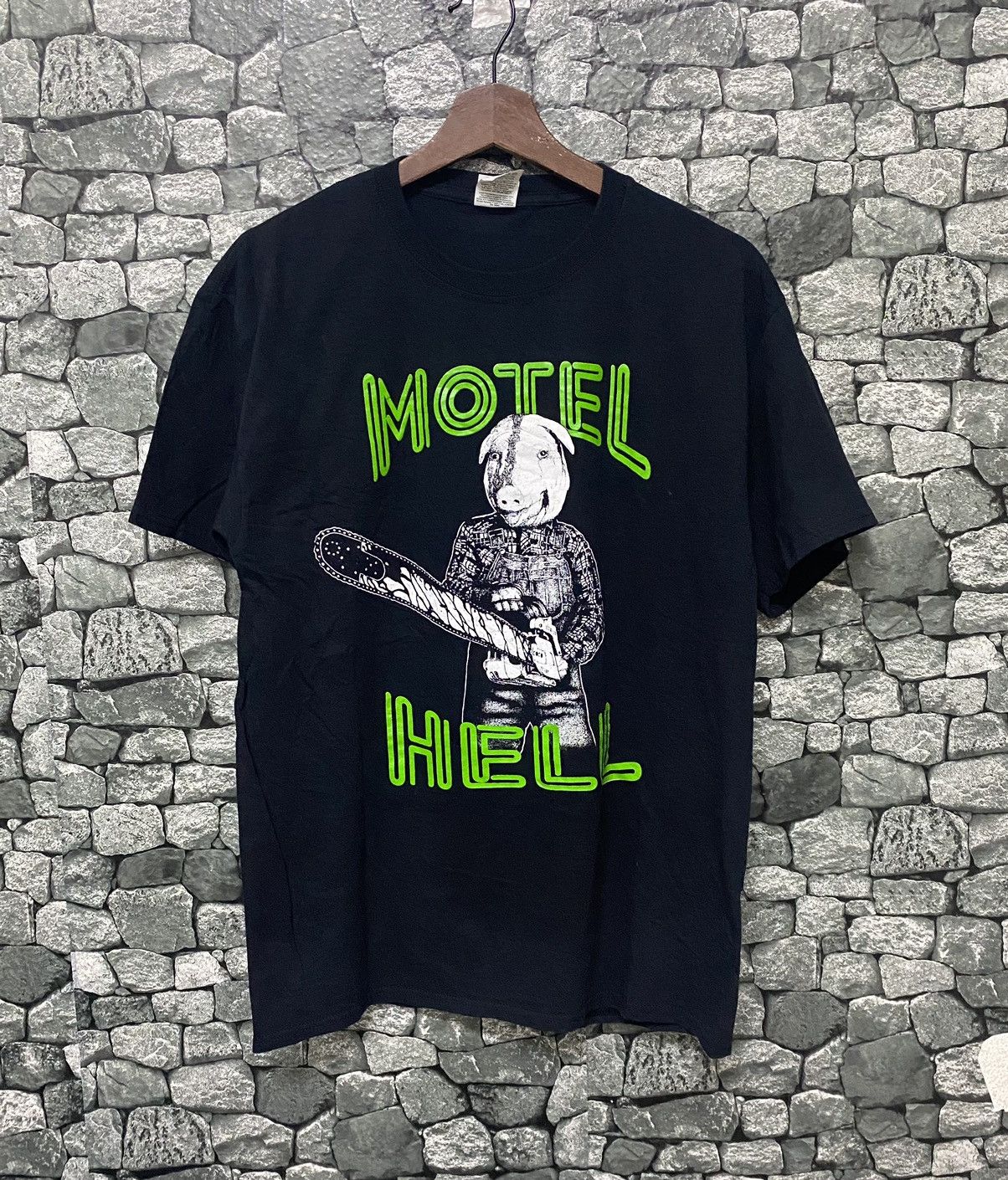 image of Best Offervintage Y2K Motel Hell Horror Movie Tshirt in Black, Men's (Size Medium)
