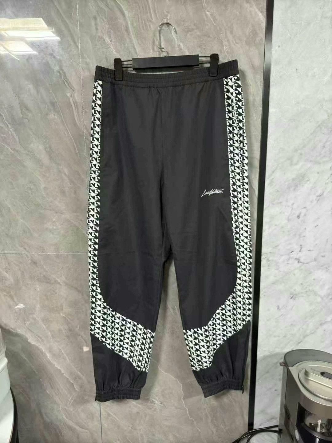 Louis Vuitton louis vuitton doves tech jogger pants Size US 44 / EU 60 - 1 Thumbnail