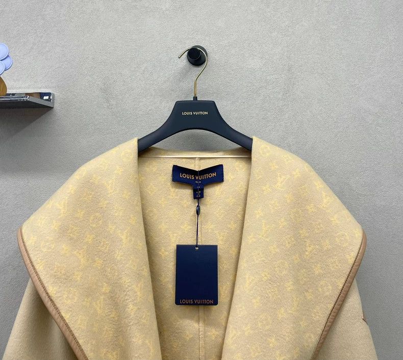 Louis Vuitton Louis Vuitton Camel coat with printed logo coat 2503-Nextar Size XXS / US 00 / IT 34 - 5 Thumbnail