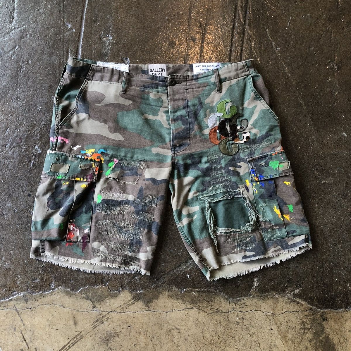 image of Gallery Dept Camo Cargo Shorts 38 in Green, Men's