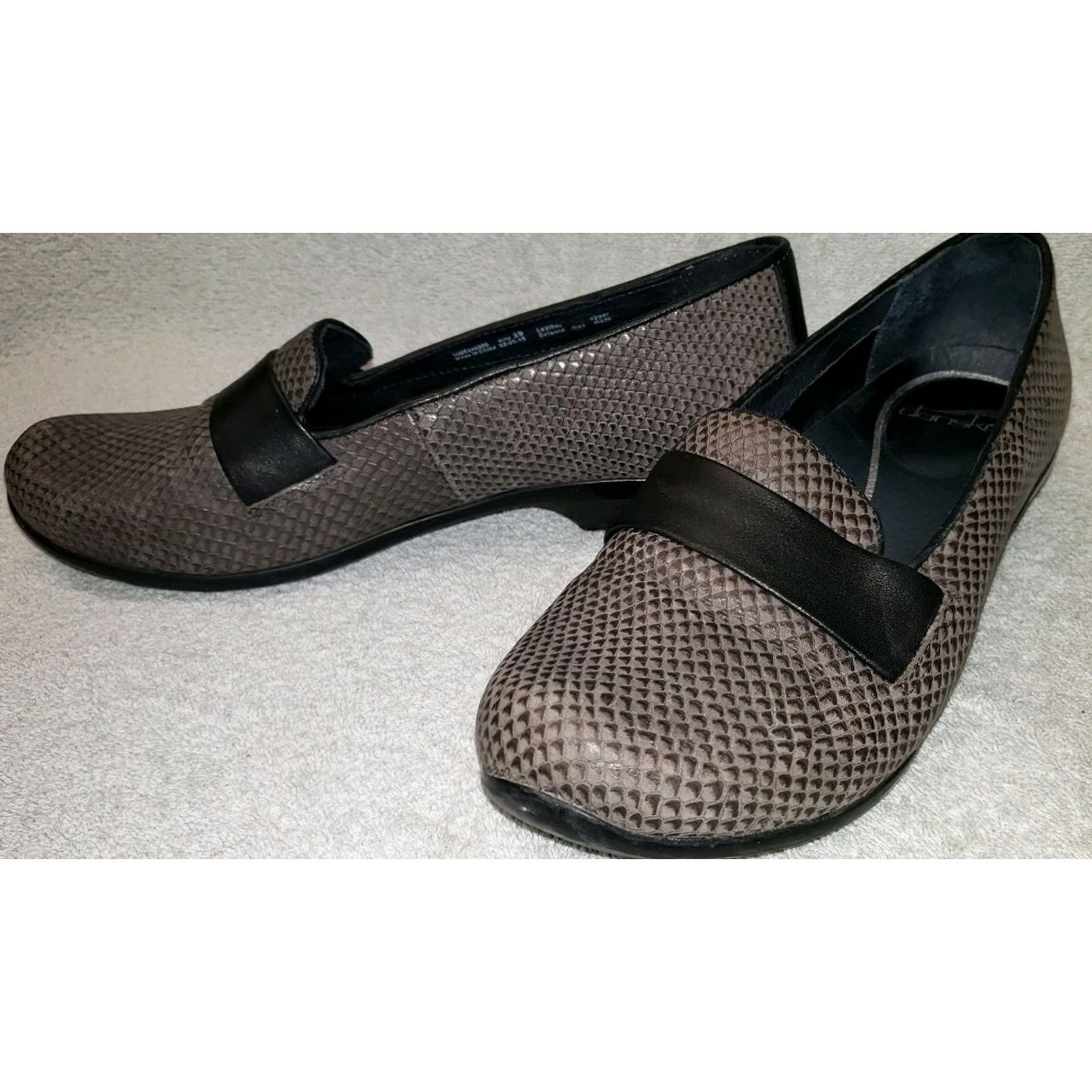 Dansko Dansko Womens Flats Size 8.5M 39EU Gray Reptile Pattern Black Crossover Loafer Flat Casual to Business Dress Womens US 8.5 M Size US 9 / IT 39 - 4 Thumbnail