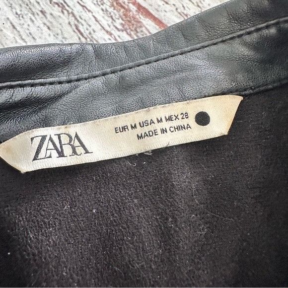 Zara Zara Black Faux Leather Puff-Sleeve Button-Down Shirt Size M / US 6-8 / IT 42-44 - 7 Thumbnail
