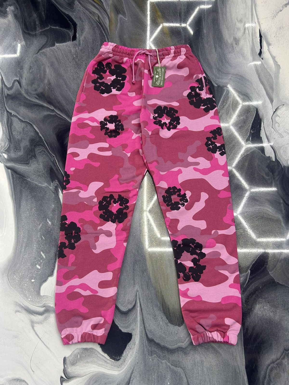 DENIM TEARS Denim Tears Pink Camo Cotton Wreath Sweatpants Size M Size US 32 / EU 48 - 1 Thumbnail