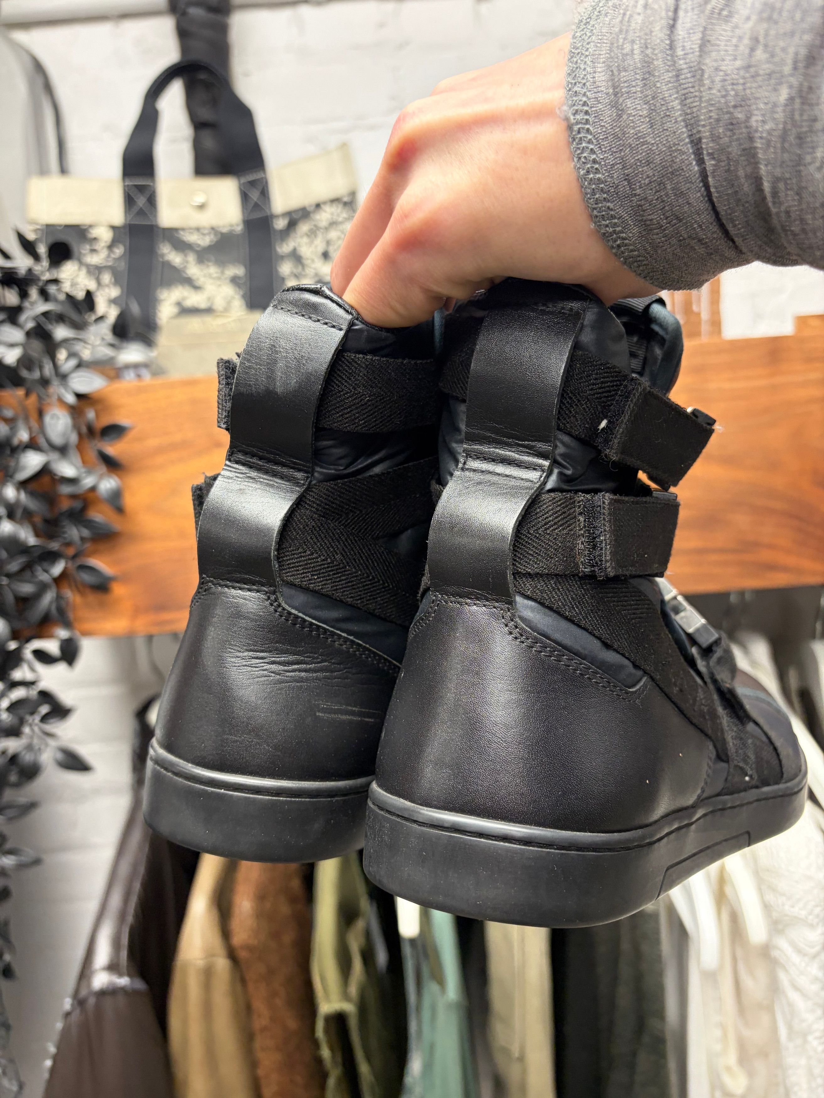 Gucci SS2010 Gucci by Frida Giannini ‘Buckle Closure’ Strapped High Top Leather Sneakers Size US 8 / EU 41 - 4 Thumbnail