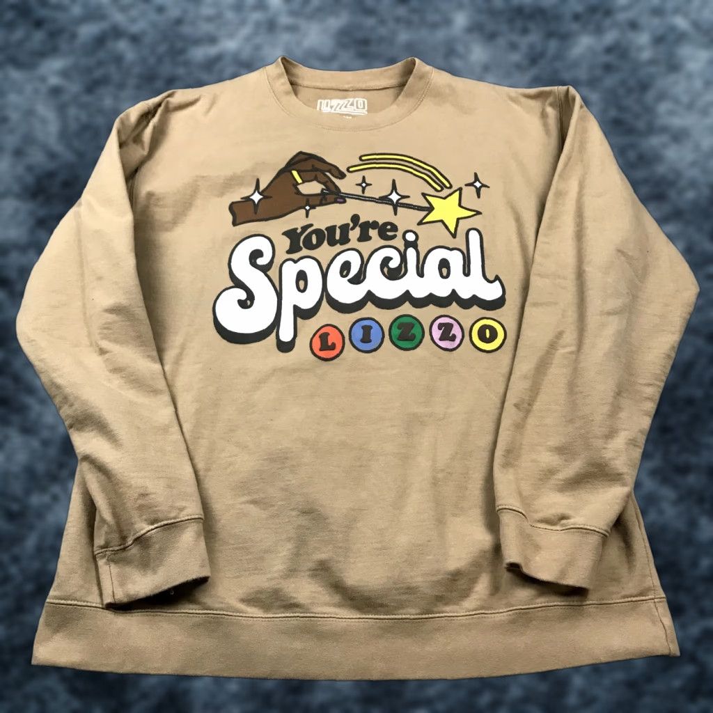Rizzoli Lizzo Sweatshirt Adult 2XL XXL Brown Crewneck Graphic Print Music Holiday Tour Mens Size US XXL / EU 58 / 5 - 1 Thumbnail