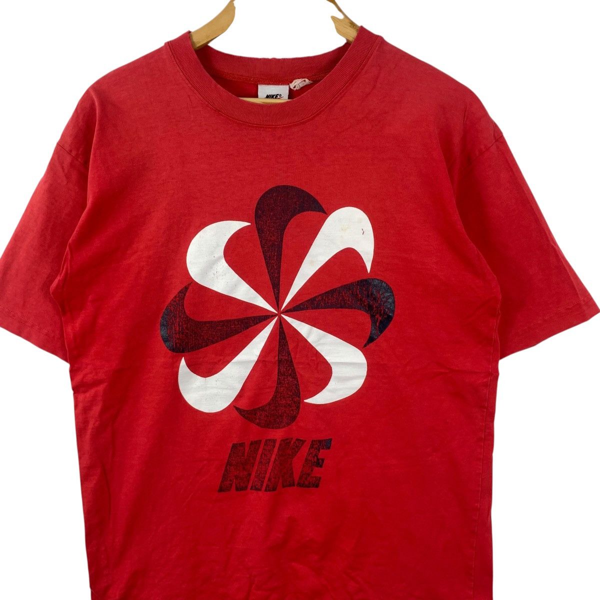 Nike Vintage NIKE SPORTSWEAR COLLECTION Pinwheel Thrashed Tee Size US M / EU 48-50 / 2 - 5 Thumbnail