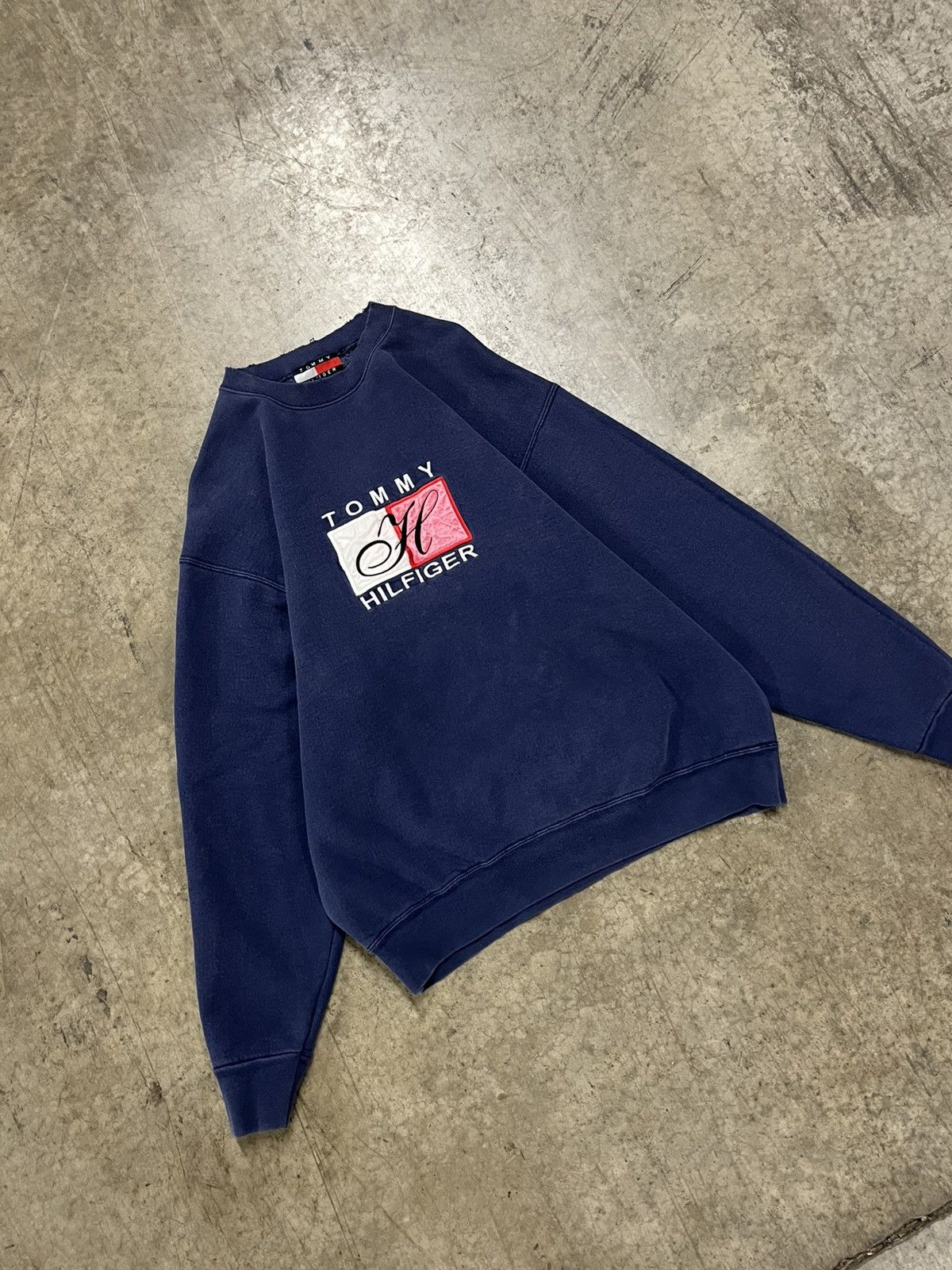 Tommy Hilfiger × Vintage Vintage 90s Tommy Hilfiger bootleg crewneck hype rare Size US XL / EU 56 / 4 - 1 Thumbnail
