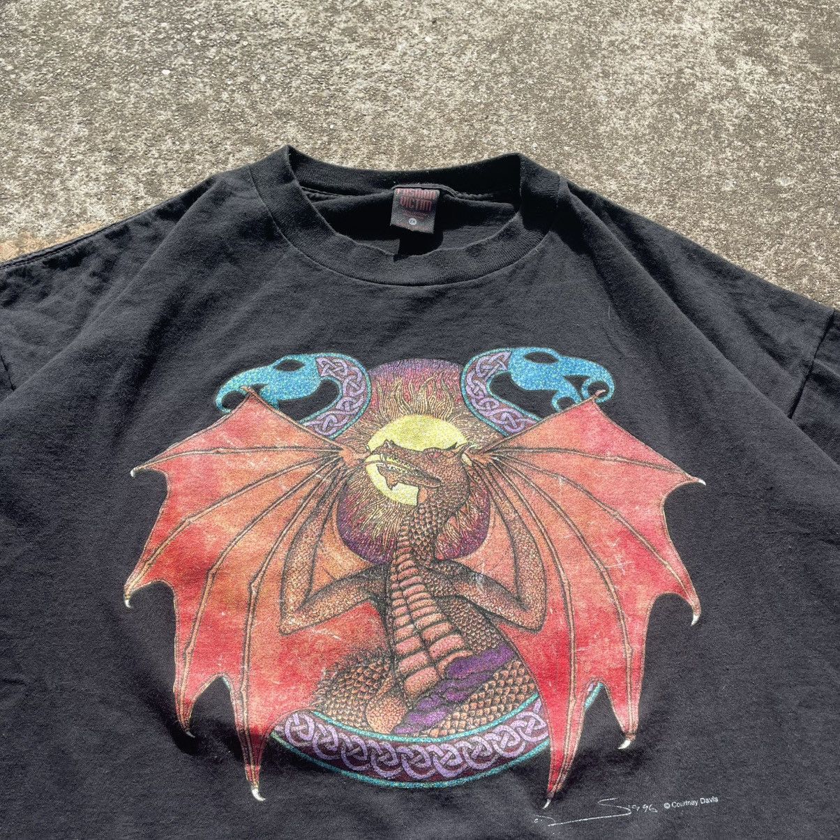 Fashion Victim Vintage 1996 Courtney Davis Fashion Victim Dragon T-shirt Size US XXL / EU 58 / 5 - 8 Thumbnail