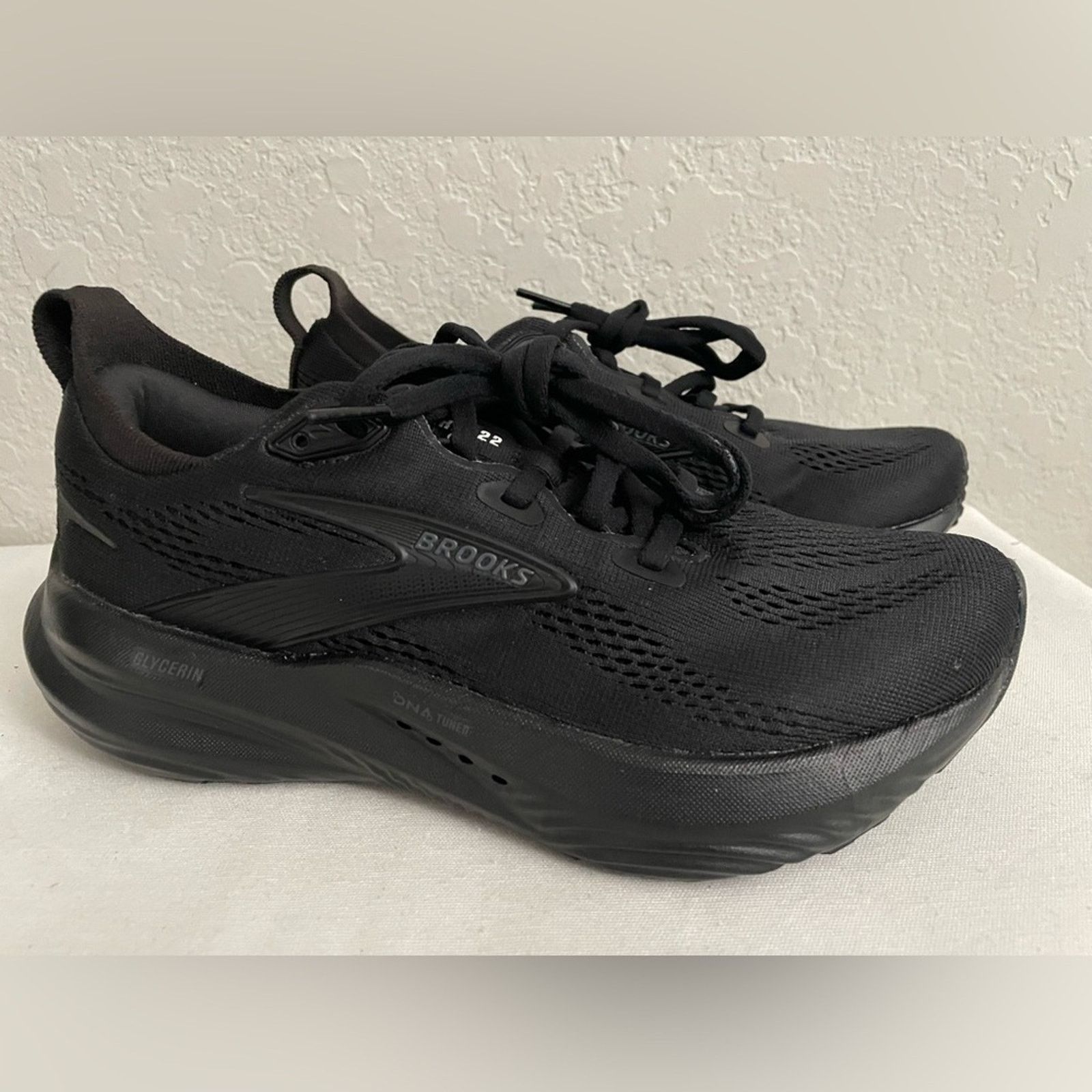 Brooks Brooks Glycerin 22 Running Shoe in Black Sneakers Women 6 Size US 6 / IT 36 - 1 Thumbnail