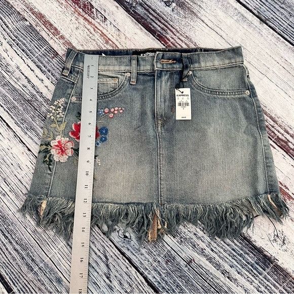 Express NWT Express Floral Embroidered Denim Mini Skirt $59 Size 25" / US 0 / IT 36 - 8 Thumbnail