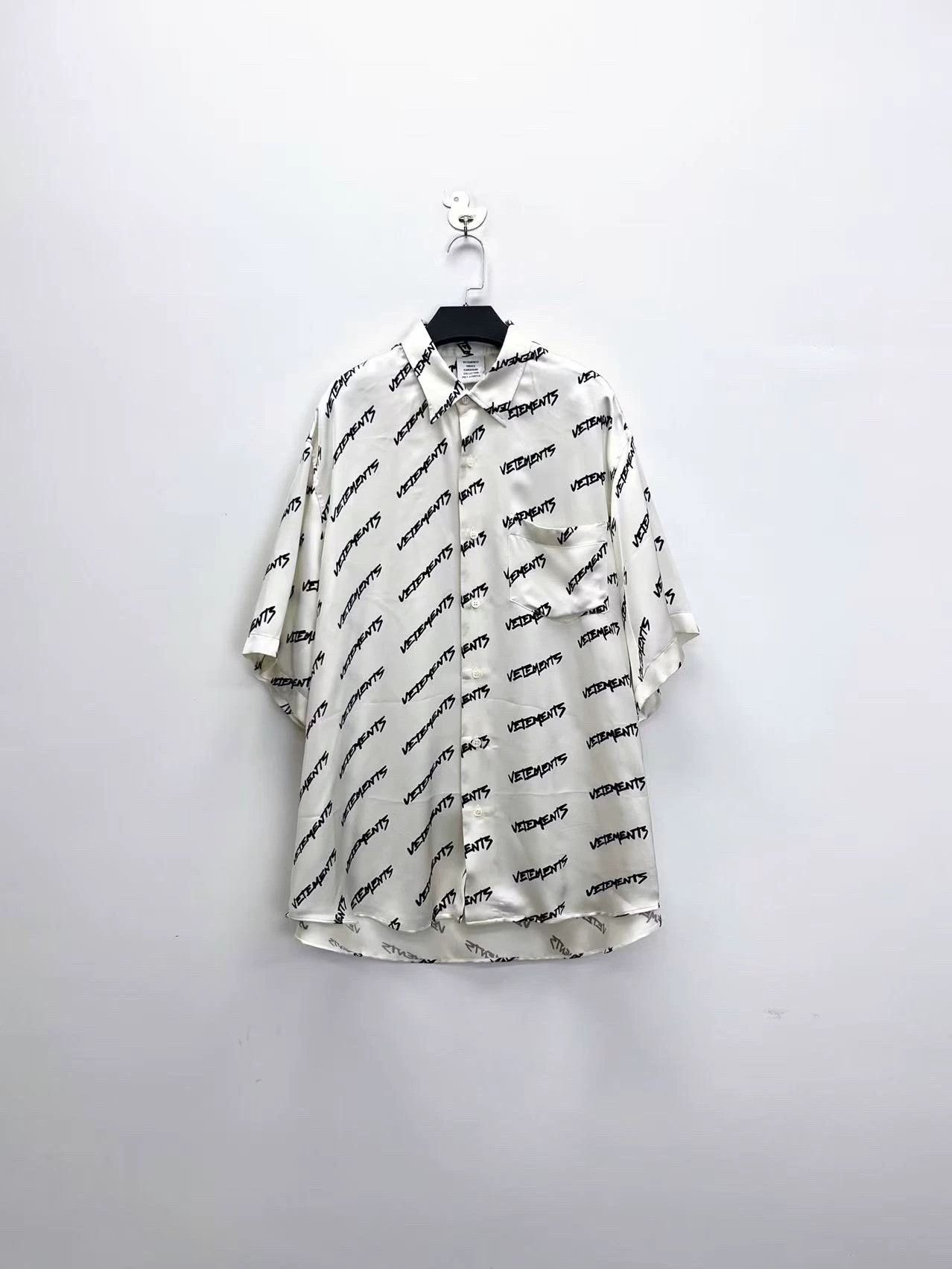 vetements white logo print short sleeve shirt