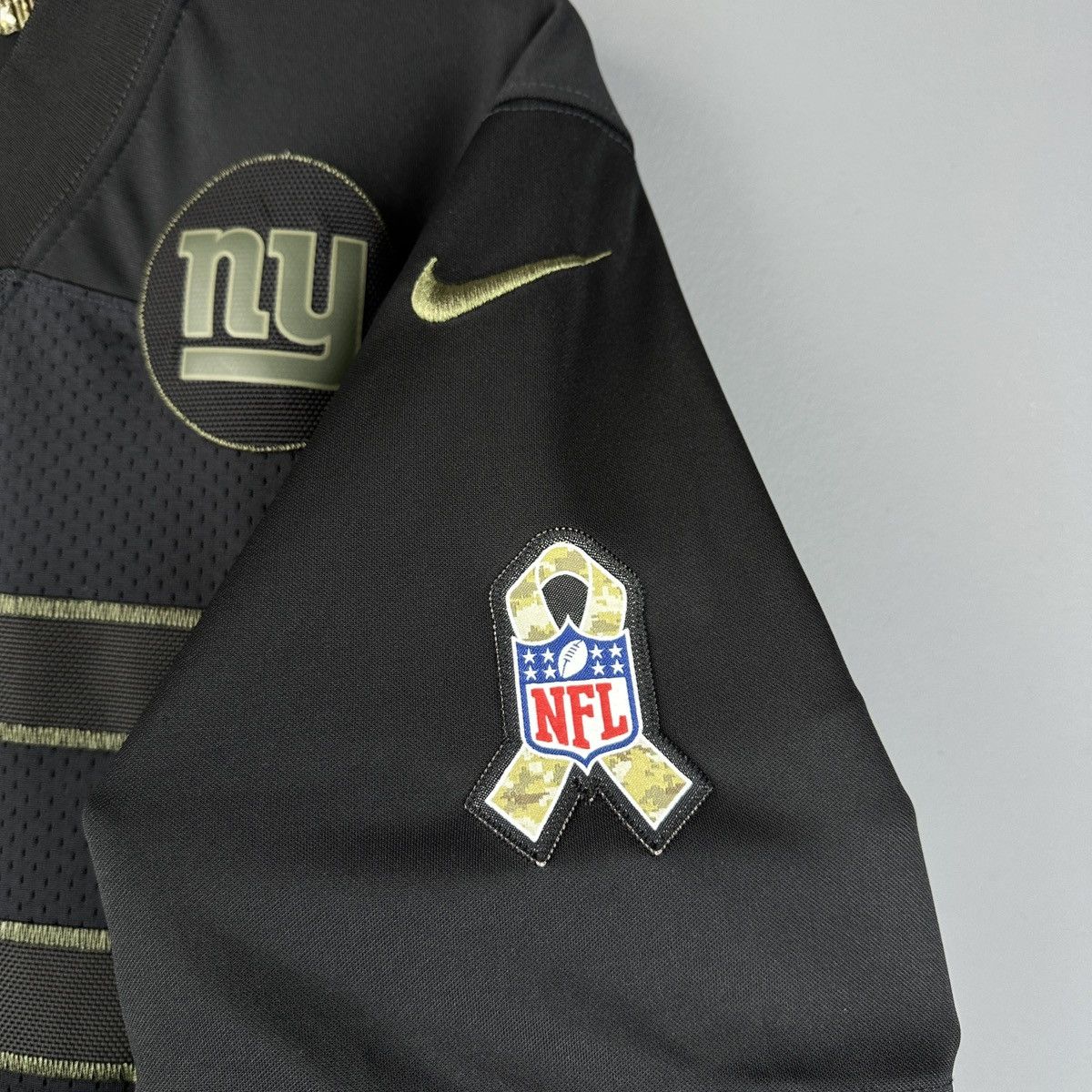 Nike Salute to Service New York Giants Jersey Saquon Barkley Size US L / EU 52-54 / 3 - 10 Thumbnail