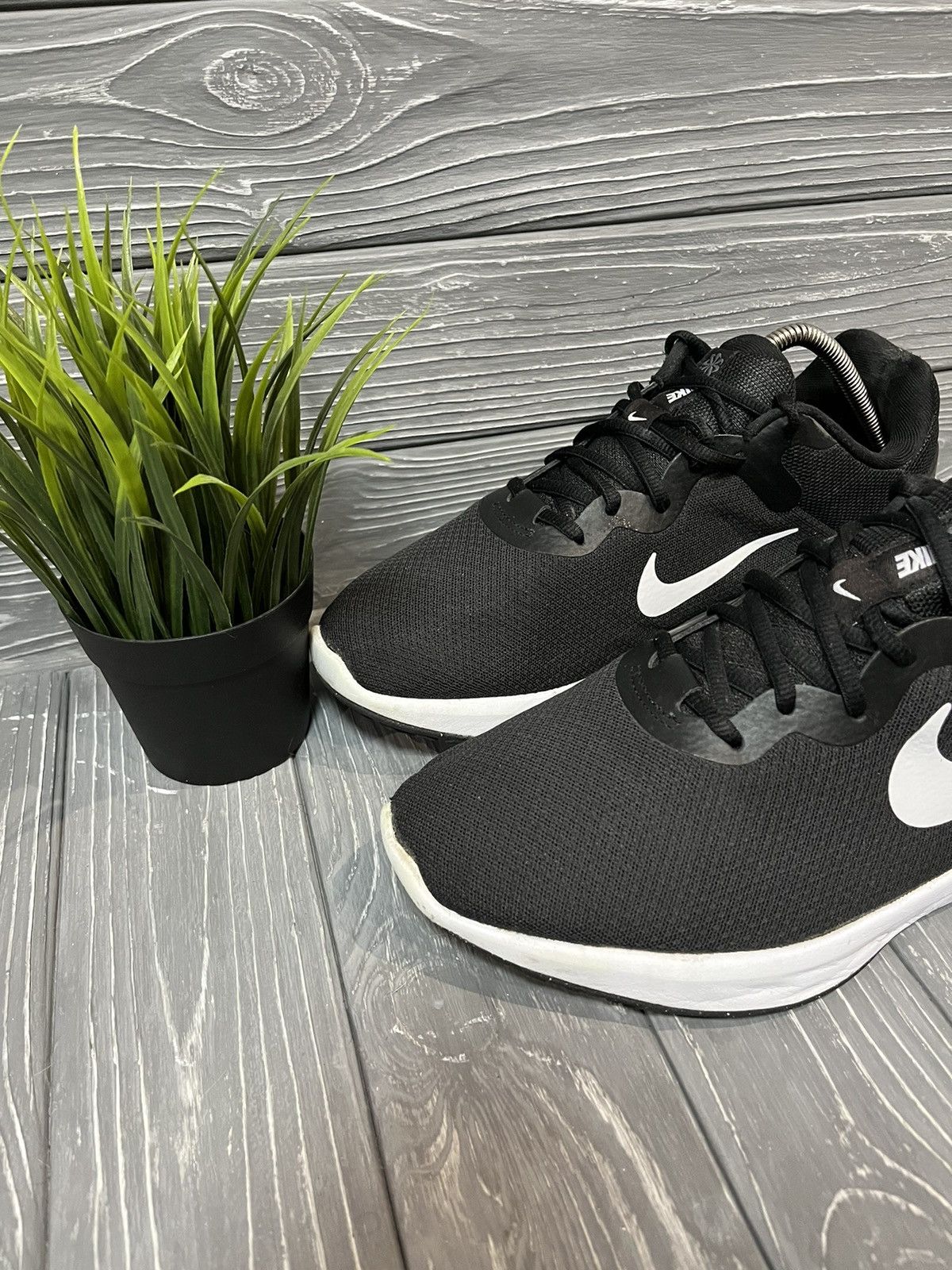 Nike Men's Original Nike Sneakers Revolution 6 Size US 10.5 / EU 43-44 - 2 Thumbnail