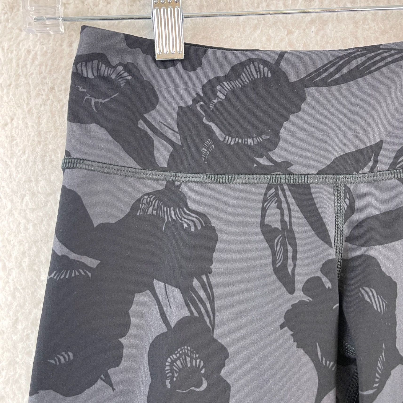 Lululemon Lululemon Wunder Under Crop II Leggings Womens Size 2 Gray Floral Print Athletic Size 26" / US 2 / IT 38 - 4 Thumbnail